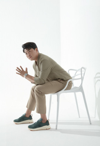 군 입대를 앞두고 가수 김호중이 수해를 입은 청소년 등에게 운동화 1000켤레를 기부했다.