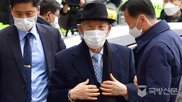 전두환 전 대통령이 30일 오전 피의자 신분으로 광주 동구 지산동 광주지방법원에 출석하고 있다. 전씨는 5·18 민주화운동 당시 헬기 사격을 목격했다고 증언한 고(故) 조비오 신부를 회고록에서 비난하고 명예를 훼손한 혐의로 재판에 넘겨져 이날 1심 재판부로부터 징역 8개월에 집행유예 2년의 유죄 판결을 받았다.