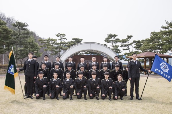 대덕대학교 군사학부 전투부사관과 학생들이 기념사진을 찍고 있다.(사진=대덕대 전투부사관과 제공)