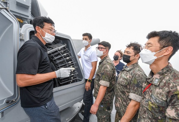 LIG넥스원은 30㎜ 근접방어무기체계인 골키퍼의 국내 첫 정비품에 대해 6월 말 공장 수락 검사(입증시험)를 마친 데 이어 정비품을 전투함에 장착(체계통합)해 바다에서 실전처럼 테스트하는 항해 수락 시험을 21일 성공적으로 마쳤다.(사진=LIG넥스원 제공)