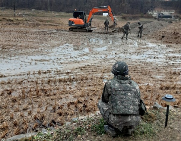 보병용 대전화 화기인 ‘현궁’ 발사 훈련 중 오발 사고로 자칫 민간인들이 크게 다칠뻔한 사건이 발생했다. 오발사고 현장에서 수습작업 중인 군인들.(사진=용천2리 주민 제공)