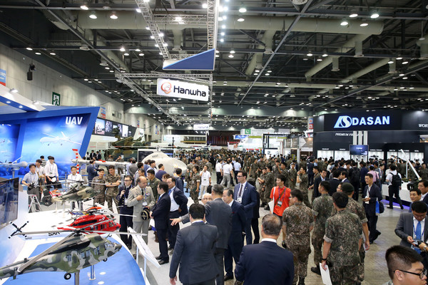 대한민국 방위산업전을 찾은 군 관계자들이 방산제품들을 관람하고 있다.(사진=DX코리아 제공)