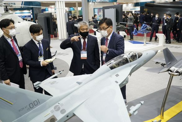 한국항공우주산업(KAI) 관계자가 18일 열린 '2020 대한민국 방위산업전'에서 필리핀 획득차관에게 국산 무기체계를 설명하고 있다.(사진=KAI 제공)