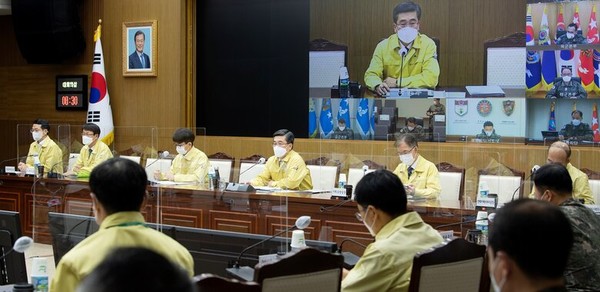 서욱 국방부 장관이 16일 국직부대 및 공군부대 ‘코로나19 확진자 발생’에 따른 긴급 주요지휘관회의를 주재하고 있다.(사진=국방부 제공)