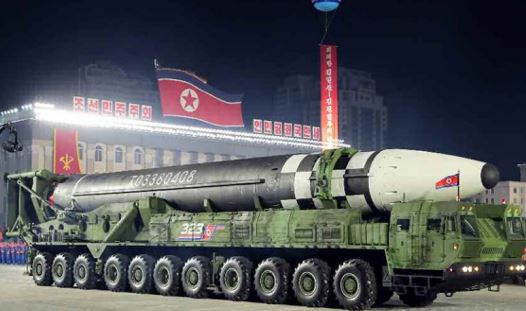 북한이 10일 노동당 창건 75주년 열병식에서 신형 대륙간탄도미사일(ICBM)과 잠수함발사탄도미사일(SLBM) 등을 공개했다.(사진=국방부 제공)