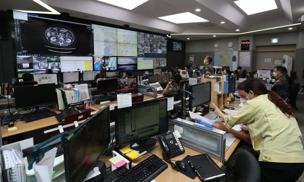 군 내외 코로나19 차단을 위해 총력전을 펼치는 국군의무사령부 업무 모습.(사진=국방부 제공)