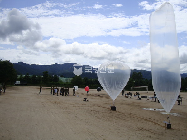 국군심리전단 요원들이 전단살포작전에 대한 절차 시범을 보이고 있다.(사진=국군심리전단 제공)