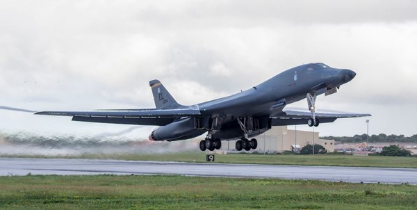 미국 공군 B-1B 전략폭격기가 이륙하는 모습.(사진=에어크래프트 스폿 트위터 갈무리)