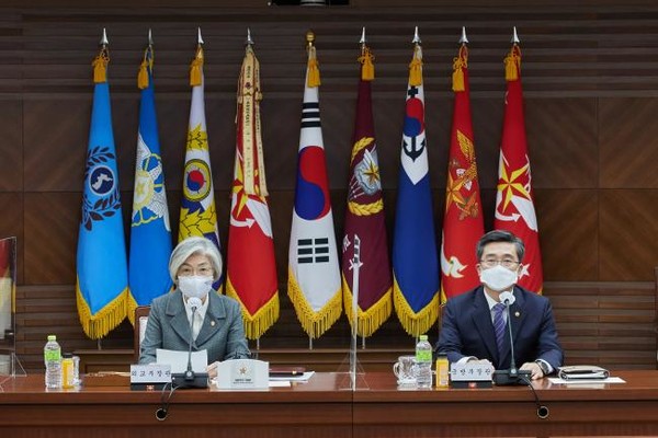 2021년 유엔 평화유지장관회의 공동위원장인 서욱 국방부 장관(오른쪽)과 강경화 외교부 장관이 국방부 대회의실에서 열린 ‘유엔 평화유지장관회의 제2차 준비위원회’에 참석해 모두발언을 하고 있다.(사진=국방부 제공)