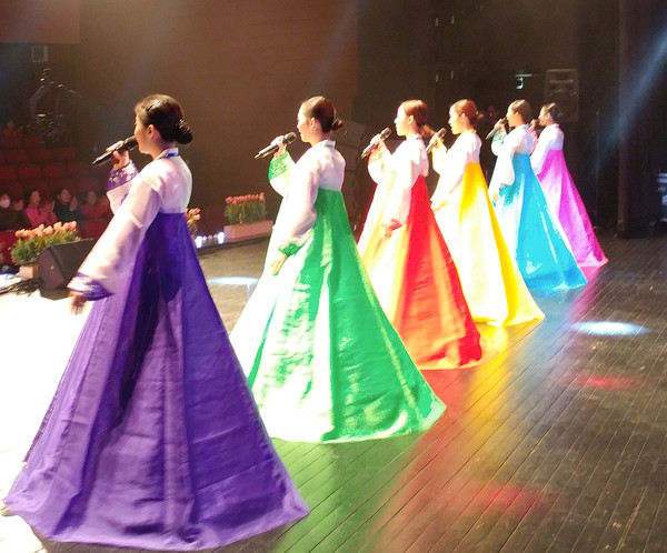 기념공연을 하고 있는 탈북여성으로 구성된 공연팀