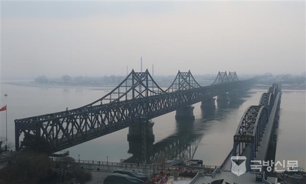 중국과 북한 사이 주요 무역 통로인 랴오닝성 단둥과 신의주 사이 철교.