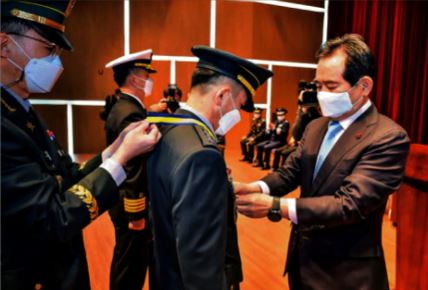 정세균 국무총리가 8일 열린 2020년 국방대학교 안보과정 졸업식에서 대통령상을 수상한 이준호 육군 대령에게 메달을 수여하고 있다.(사진=국방부 제공)