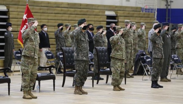 로버트 에이브럼스 한미연합사령관과 김승겸 부사령관이 6일 서울 용산기지 콜리어필드(Collier Field) 체육관에서 열린 한미연합군사령부 창설 42주년 기념식에서 국기에 대한 경례를 하고 있다.(사진=한미연합사령부 제공)