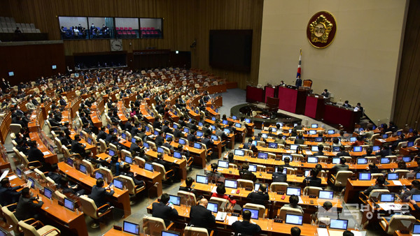 국민의힘 의원들이 국가정보원의 대공수사권 폐지를 주요 내용으로 하는 국정원법 개정안에 대한 무제한 토론(필리버스터)을 하고 있다.
