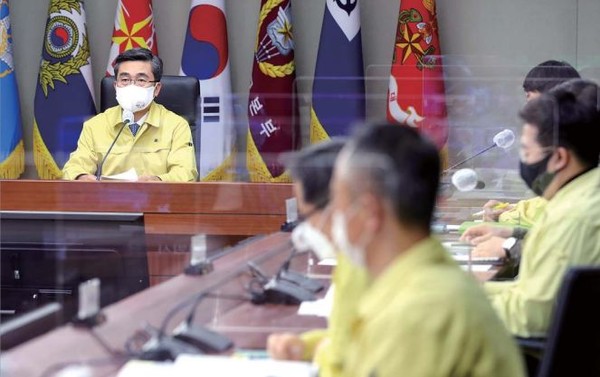 서 욱 국방부 장관이 14일 서울 용산 국방부에서 화상으로 개최된 긴급 주요지휘관회의를 주관하고 있다(사진=국방부제공)