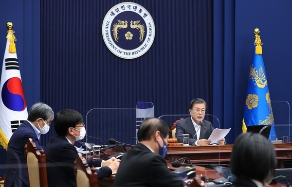 문재인 대통령이 15일 오전 청와대에서 영상 국무회의를 주재하고 있다.(사진=청와대 제공)