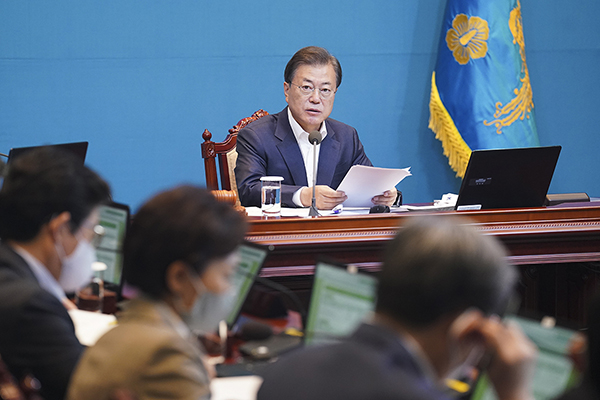 국무회의 주재하고 있는 문재인 대통령.(사진=청와대 제공)