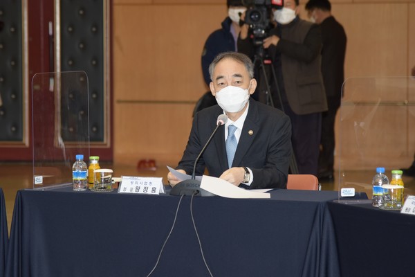 왕정홍 방위사업청장이 16일 서욱 국방부장관(위원장) 주재로 개최된 제5회 방위산업기술보호위원회에서 발언하고 있다.(사진=방사청 제공)