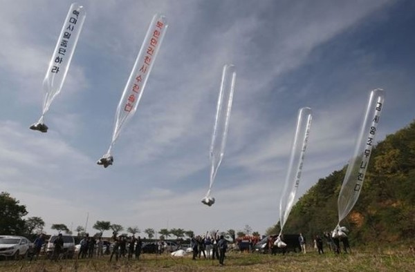 대북 전단살포 모습.