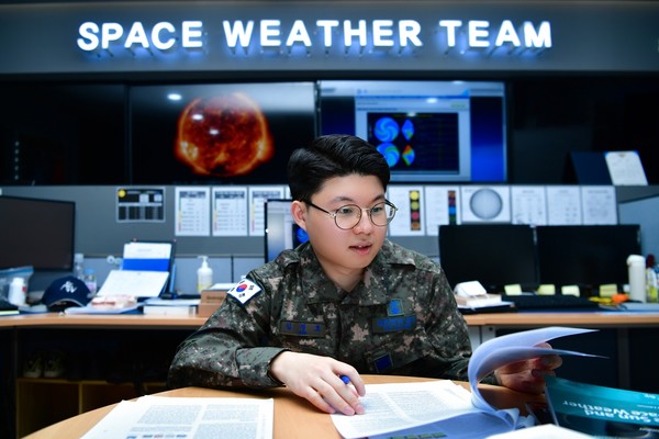 공군 우주기상예보모델을 개발한 김경호 병장.(사진=공군 제공)