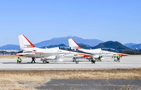 공군제1전투비행단(1전비) 최종기회점검반 요원들이 16일 T-50 항공기를 점검하고 있다.(사진=공군제1전투비행단 제공)