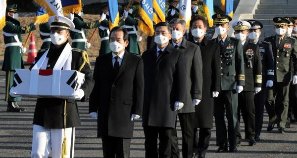 정세균 국무총리가 18일 국립서울현충원에서 열린 6·25 전사자 발굴유해 합동 봉안식에서 영현 봉송을 따르고 있다.(사진=국방부 제공)