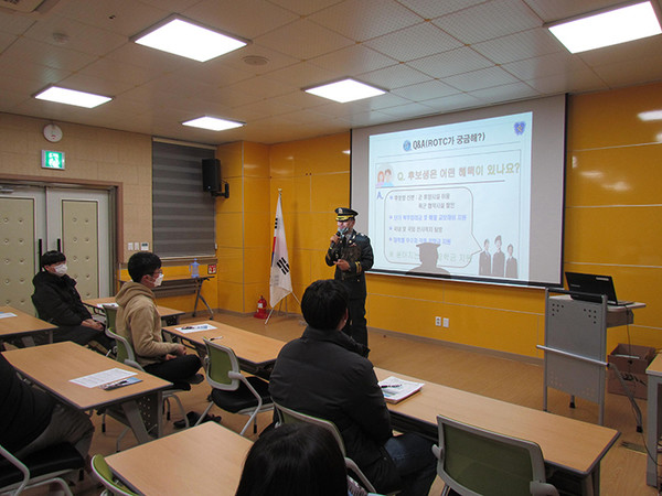 전남대 여수학군단이 지역 중·고등학생을 대상으로 홍보활동을 하고 있다.(사진=전남대 여수학군단 제공)