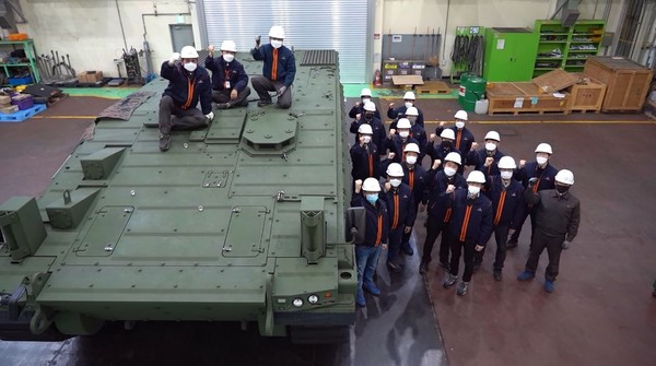 한화디펜스 직원들이 16일 레드백 시제품 3호기 출하 기념촬영을 하고 있다.(사진=한화디펜스 제공)