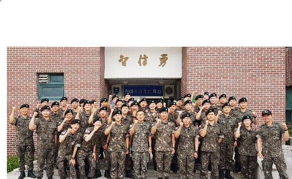 순천향대는 올해 국방부의 학군단 설치대학 평가에서 ‘최우수 대학’에 뽑혔다고 24일 밝혔다. 순천향대 학군단 간부와 후보생.(사진=순천향대 제공)