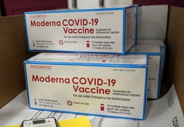 주한미군이 이르면 다음주부터 경기도 평택에 있는 미군기지 캠프 험프리스의 ‘브라이언 올굿’ 병원 의료진과 지원인력 등에 접종을 시작할 예정인 ‘모더나 코로나19 백신’.