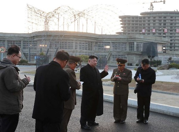 김정은 북한 국무위원장이 2019년 4월 강원도 원산갈마해안관광지구 건설 현장을 방문한 모습.(사진=38노스 제공)