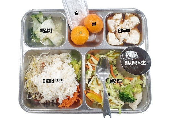 군 당국은 내년부터 입영하는 채식주의자와 무슬림(이슬람교도) 병사들을 위해 육류 등을 제외한 맞춤형 음식을 제공한다. 군이 제공하는 채식주의 식단.(사진=국방부 제공)