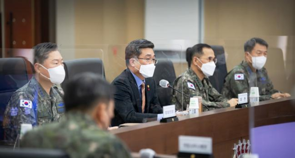 서욱(가운데) 국방부 장관이 28일 합참 대회의실에서 열린 ‘20-2차 전시작전통제권 전환 추진평가회의’에서 적극적이고 체계적인 전작권 전환 추진을 강조하고 있다.(사진=국방부 제공)