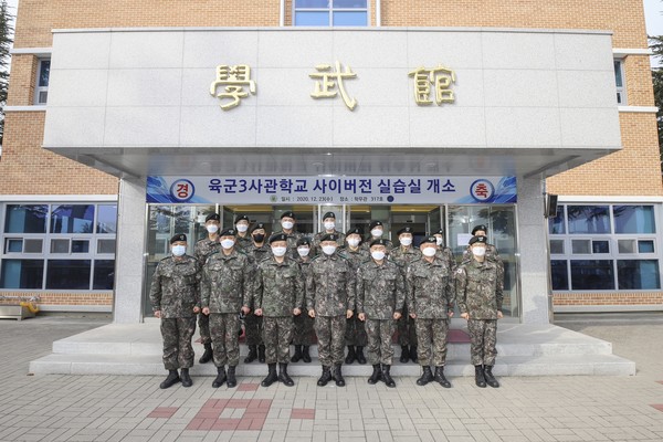 육군3사관학교에서 새롭게 구축된 사이버전 실습실 ‘KISTA’ 개소를 기념하여 여운태 학교장(첫째줄 왼쪽에서 4번째) 등 주요직위자, 사관생도가 함께 학무관 앞에서 기념사진 촬영을 하고 있다.(사진=3사관학교제공)