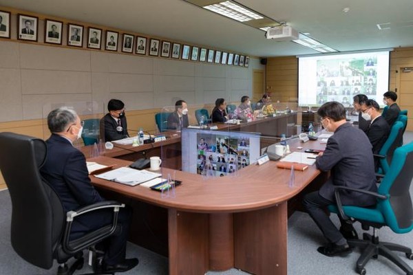 모종화(왼쪽) 병무청장이 28일 정부대전청사에서 열린 ‘연말 주요사업 보고회’에서 내년에 시행할 주요 사업에 대해 논의하고 있다.(사진=병무청 제공)