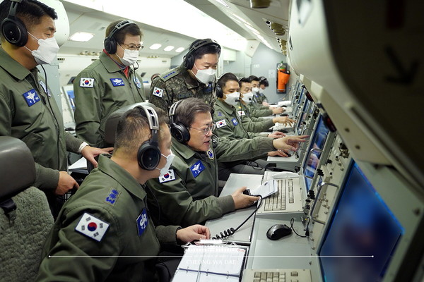 문재인 대통령이 새해 첫날인 1일 공군지휘통제기 ‘피스아이(E-737)’에 탑승해 우리 군의 군사대비태세를 점검하며 지휘비행을 하고 있다.(사진=청와대 제공)