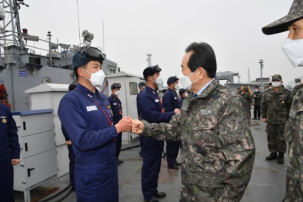 정세균 국무총리가 29일 인천시 중구 해군 인천해역방어사령부를 방문해 부두에 계류 중인  함정을 둘러보고 함정 요원들을 격려하고 있다.(사진=정책브리핑 제공)