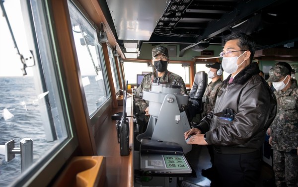 서욱 국방부 장관이 2일 동해상에서 작전 중인 세종대왕함 전투지휘실을 찾아 ‘미사일 탐지·추적 작전’ 등 임무 수행태세를 점검하고 있다.(사진=국방부 제공)