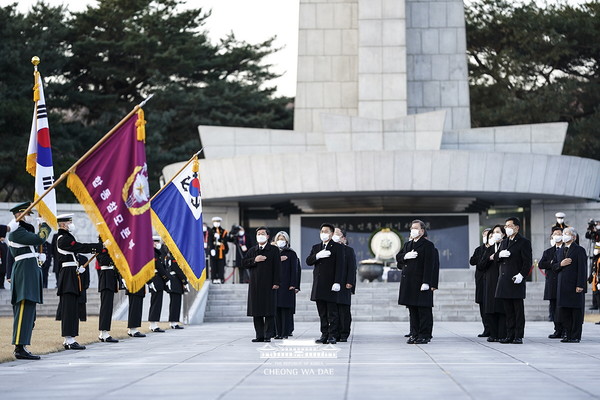 문재인 대통령이 2일 오전 국무위원 및 청와대 참모진과 동작구 국립서울현충원을 찾아 현충탑에서 묵념하고 있다.(사진=청와대 제공)