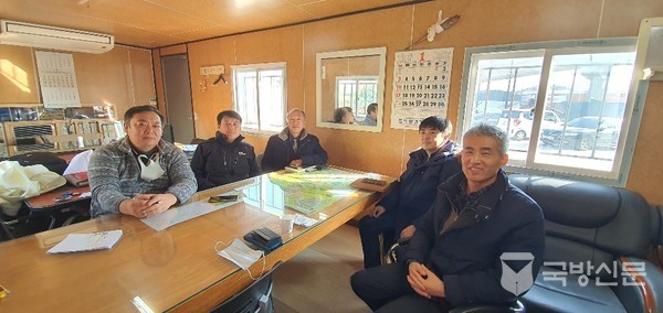 (사)지구보존 박보규 이사장(오른쪽 첫번째)과 (사)지구환경보존운동본부 이종학 회장(왼쪽 두번째), (사)제대군인지원협회 김한규 사무총장(가운데)이 지구환경보존에 대해 상호의견을 나누고 있다.