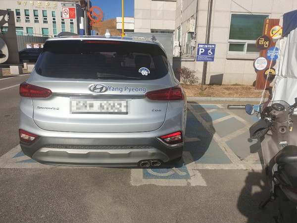 6일 양평군 보건소 앞 장애인 전용 주차구역에 버젓이 세워놓은 보건소 업무용 차량 모습.(사진=독자 제보)