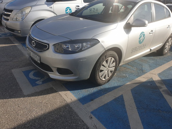 6일 양평군 보건소 앞 장애인 전용 및 임산부 전용 주차구역에 불법 주차해 놓은 보건소 업무용 차량들의 모습.(사진=독자 제보)