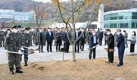 원광대, 육군학생군사학교에 교목 및 교화 기증 (사진 = 원광대학교 제공)