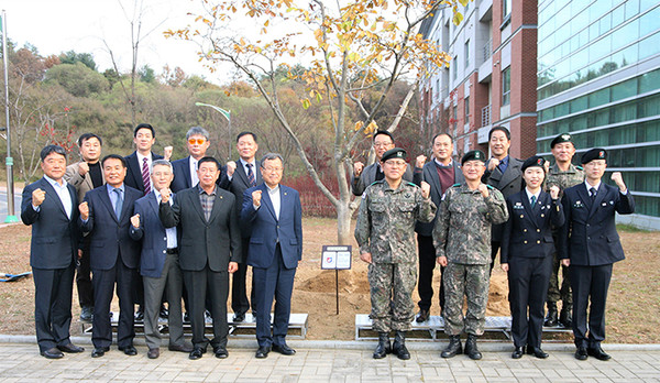 원광대, 육군학생군사학교에 교목 및 교화 기증 (사진 = 원광대학교 제공)