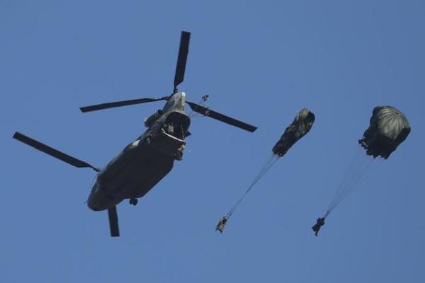 육군특수전사령부 ‘선봉대대’ 악돌이대대 특전요원들이 5일 신축년(辛丑年) 새해 첫 전술강하 훈련을 하고 있다.(사진=육군특수전사령부 제공)