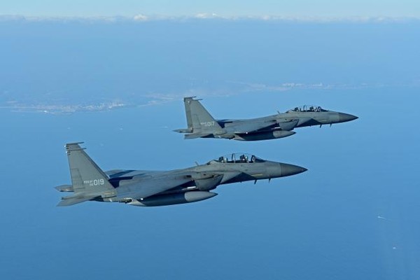 공군 제11전투비행단 F-15K 전투기가 새해를 맞아 동해 상공을 초계비행하는 모습.(사진=국방부 제공)