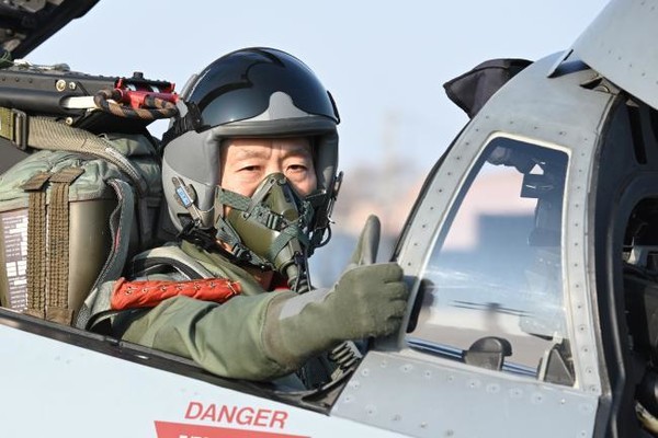 12일 공군제10전투비행단을 방문한 김준식 공군작전사령관이 F-4E 항공기에 탑승해 지휘비행을 하는 모습.(사진=공군 제공)