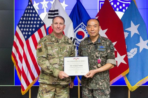 로버트 에이브럼스(왼쪽) 한미연합군사령관이 류영관 연합사 정보참모부장에게 미 정부가 수여한 공로훈장을 전달한 뒤 기념사진을 찍고 있다.(사진=한미연합사 제공)