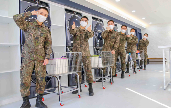 육군 51사단 장병들이 신설된 병영세탁방에서 기념사진을 찍고 있다.(사진=육군 제공)