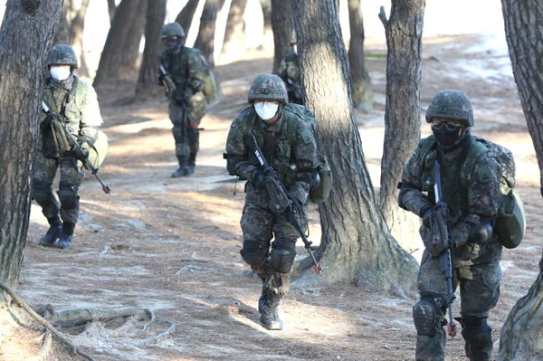 “적 포탄 낙하! 소산 후 이상 유무 보고!” 20일 육군부사관학군단(RNTC) 후보생들이 육군부사관학교 분대전투훈련장에서 동계입영훈련을 받는 모습.(사진=육군부사관학교 제공)